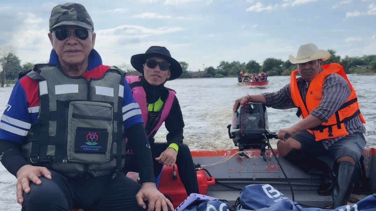 ร่วมด้วยช่วยกันส่งถุงยังชีพ 300 ชุด ช่วยน้ำท่วมปราจีนบุรี