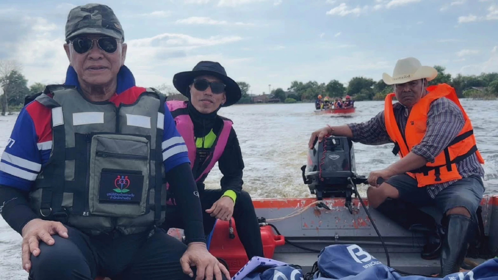 ร่วมด้วยช่วยกันส่งถุงยังชีพ 300 ชุด ช่วยน้ำท่วมปราจีนบุรี