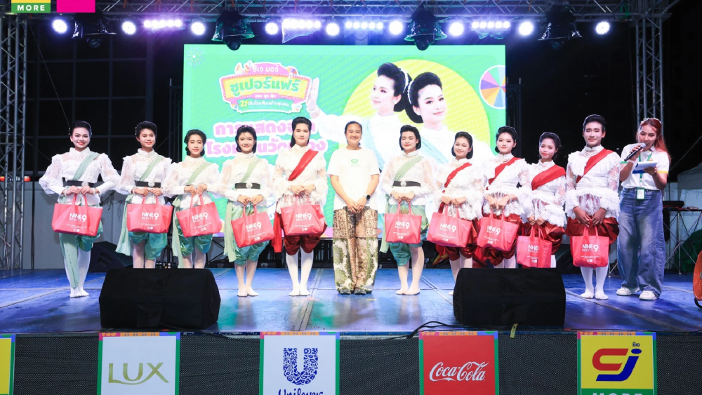 NINE BEAUTY จับมือ LUX ดึง "โบว์ เมลดา" จัดกิจกรรม Exclusive Lucky Fan พร้อมมินิคอนเสิร์ต NINE BEAUTY จับมือ LUX ดึง "โบว์ เมลดา" จัดกิจกรรม Exclusive Lucky Fan พร้อมมินิคอนเสิร์ต
