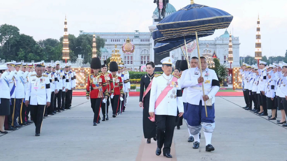 ในหลวง–พระราชินี ทรงวางพวงมาลาถวายราชสักการะวันปิยมหาราช ในหลวง–พระราชินี ทรงวางพวงมาลาถวายราชสักการะวันปิยมหาราช